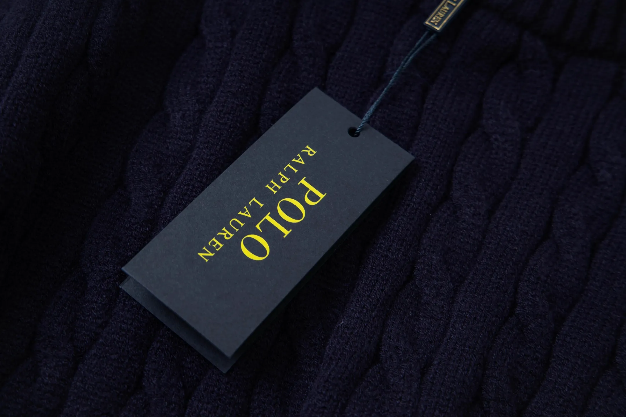 P210 model number: Y195 Ralph Lauren men's round neck sweater men's hemp flower original collar sweater. The version is really good-looking. It can be worn alone or as a jacket to be worn inside or outside. The upper body shows personal fashion charm. Four colors are available. The same style for men and women. A must-see item for new summer products. Tag, hanging grain, washed, packaging bag, full set of accessories. Very good appearance, super exquisite workmanship. Size: S-XL